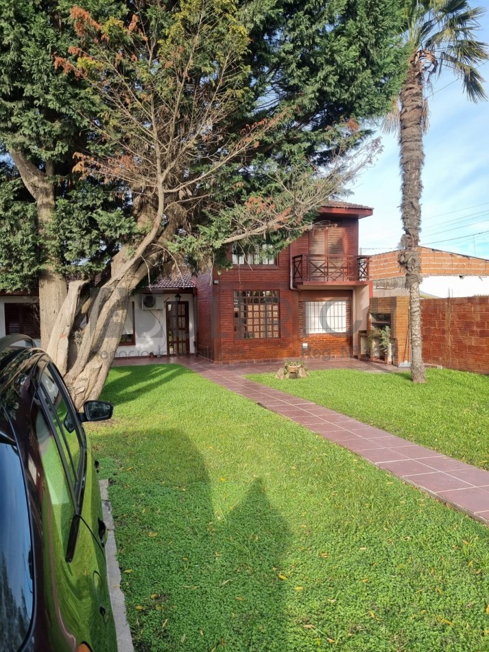 Impecable chalet sobre lote de 12 x 25